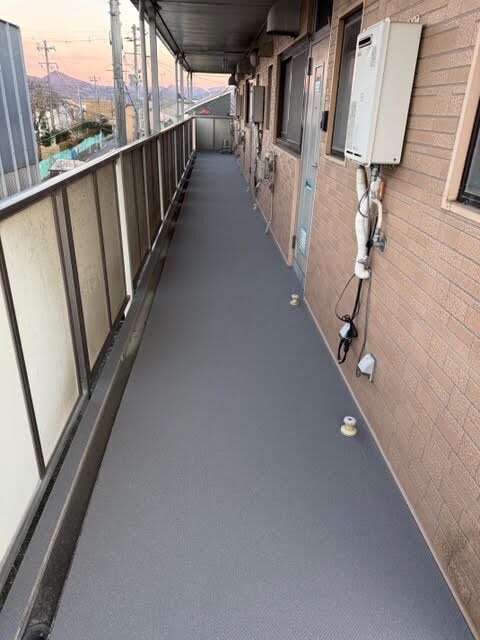 賃貸アパート共有通路　防滑シート（ノンスリップシート）工事